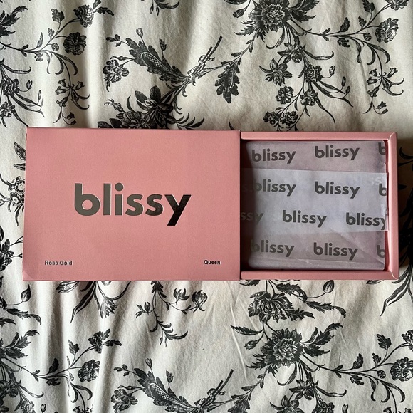Blissy Queen Rose Gold 100% Mulberry Silk Pillowcase - Picture 3 of 5